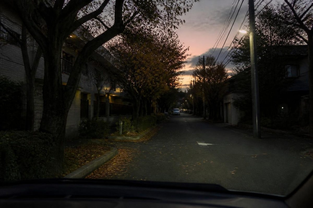 夕暮れの住宅街を車の中から見た景色