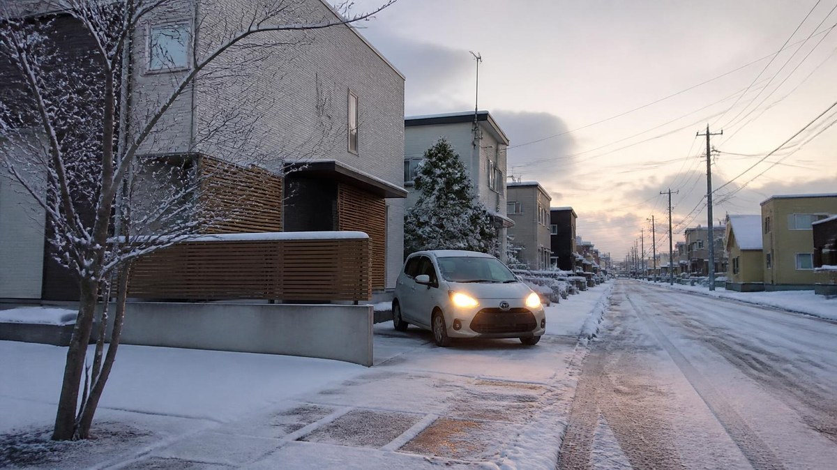 雪の朝、住宅から出る車（イメージ）