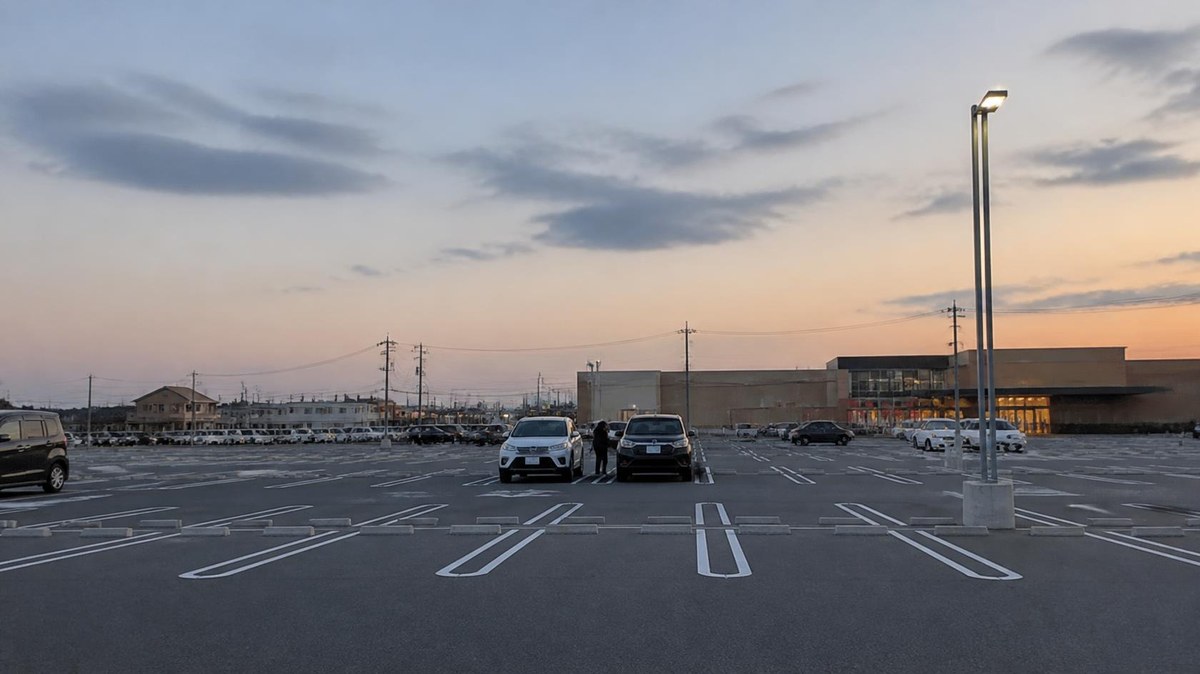 夕方の駐車場に並んだ車（イメージ）
