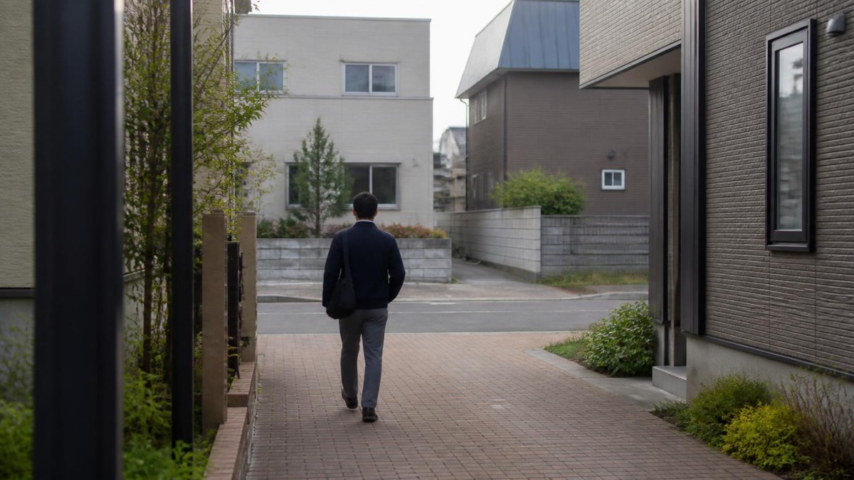 日曜の朝、家を出て歩く男性の後ろ姿（イメージ）