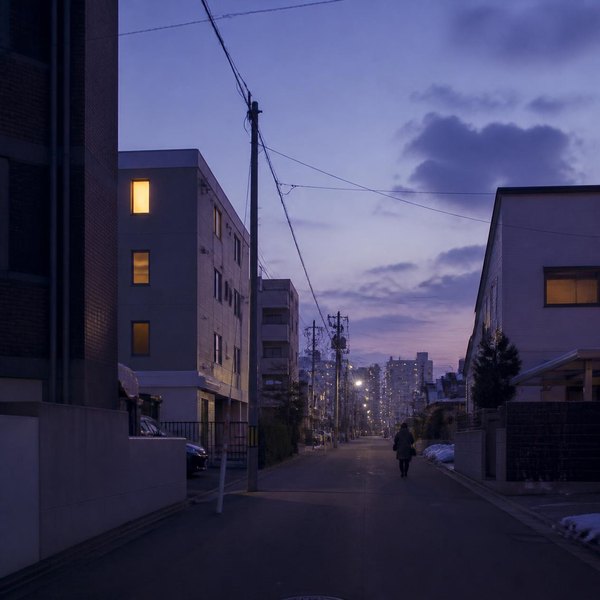 夕方の住宅街を歩く人の後ろ姿（イメージ）