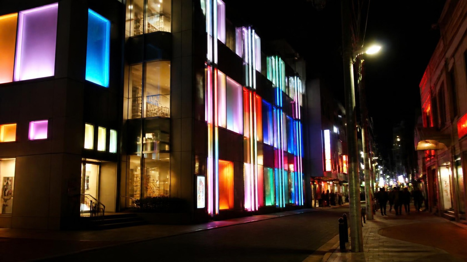 夜の繁華街のビル（イメージ）