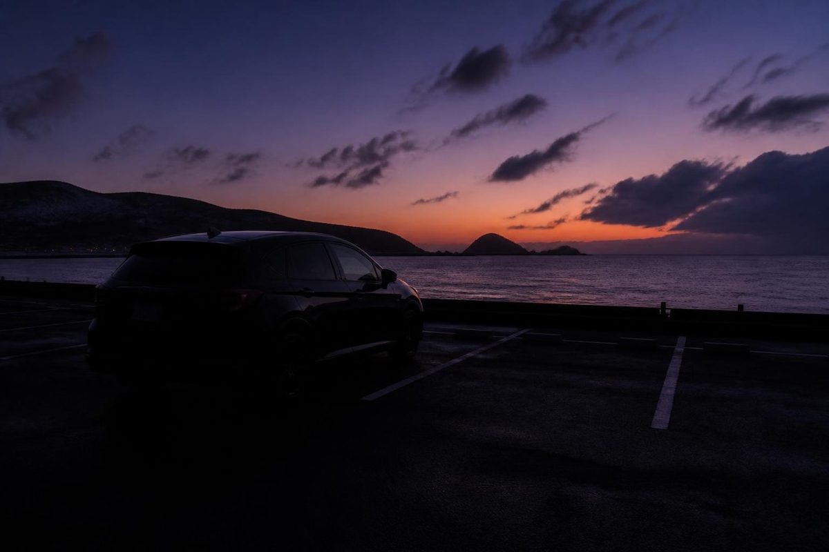 夜明けの海辺の駐車場