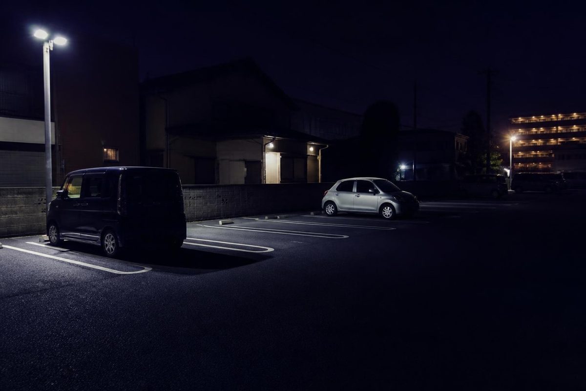 夜の駐車場に停まる車