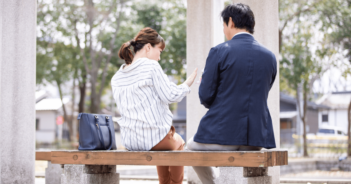 社内恋愛カップルがお昼休みに接触している風景