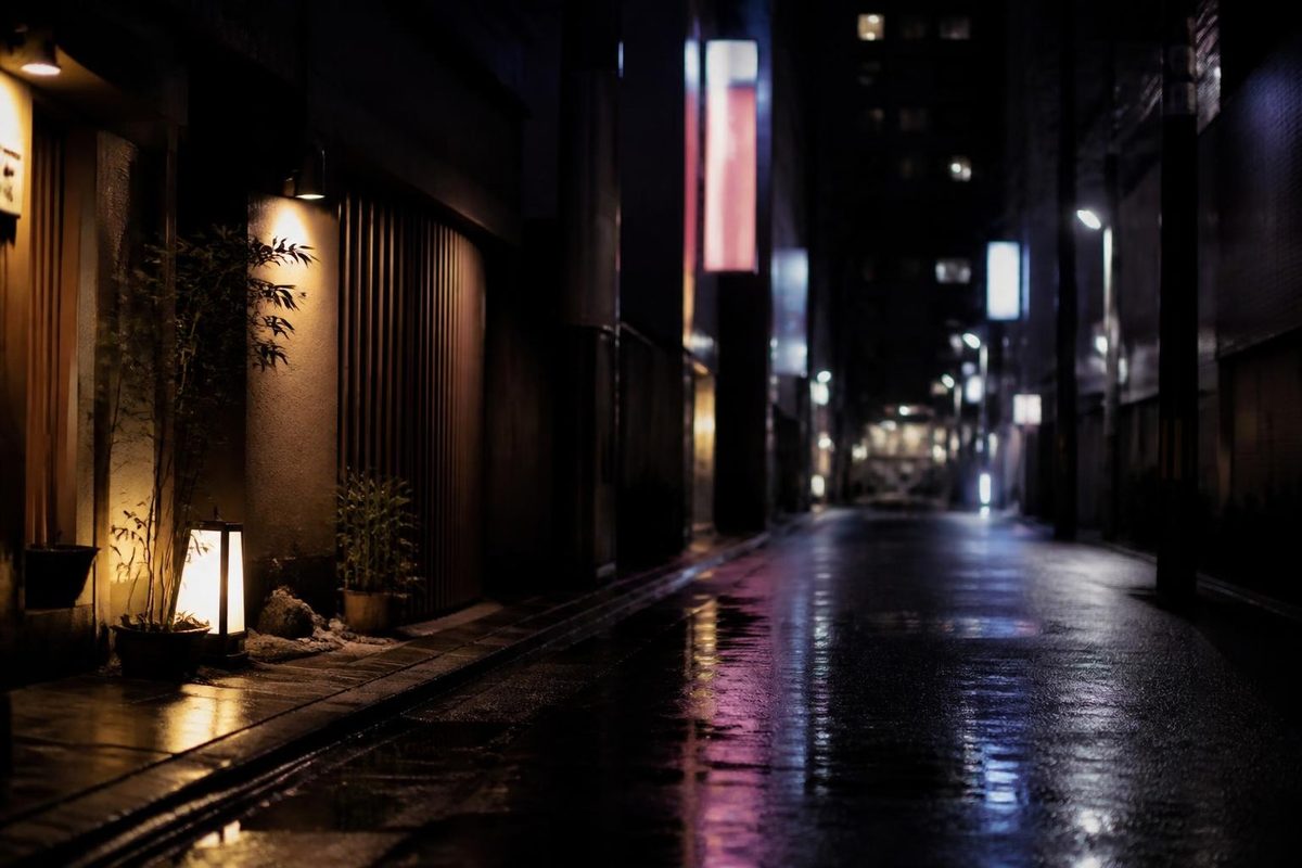 夜の路地の建物の入り口の明かり