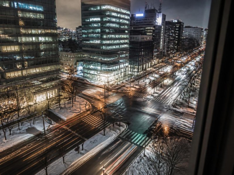夜の雪の街の交差点