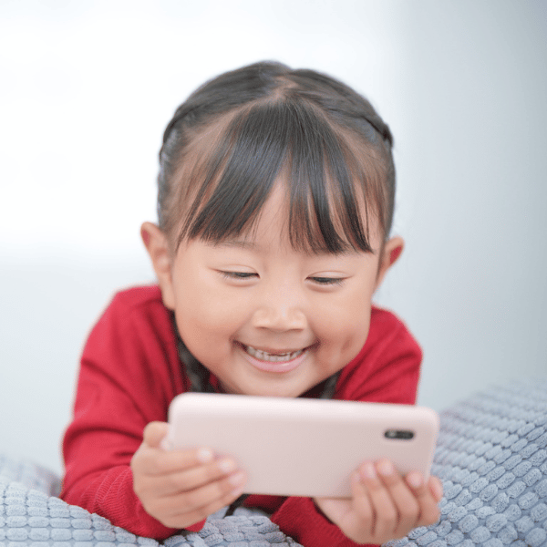 子どもが携帯電話でビデオ通話をしている姿