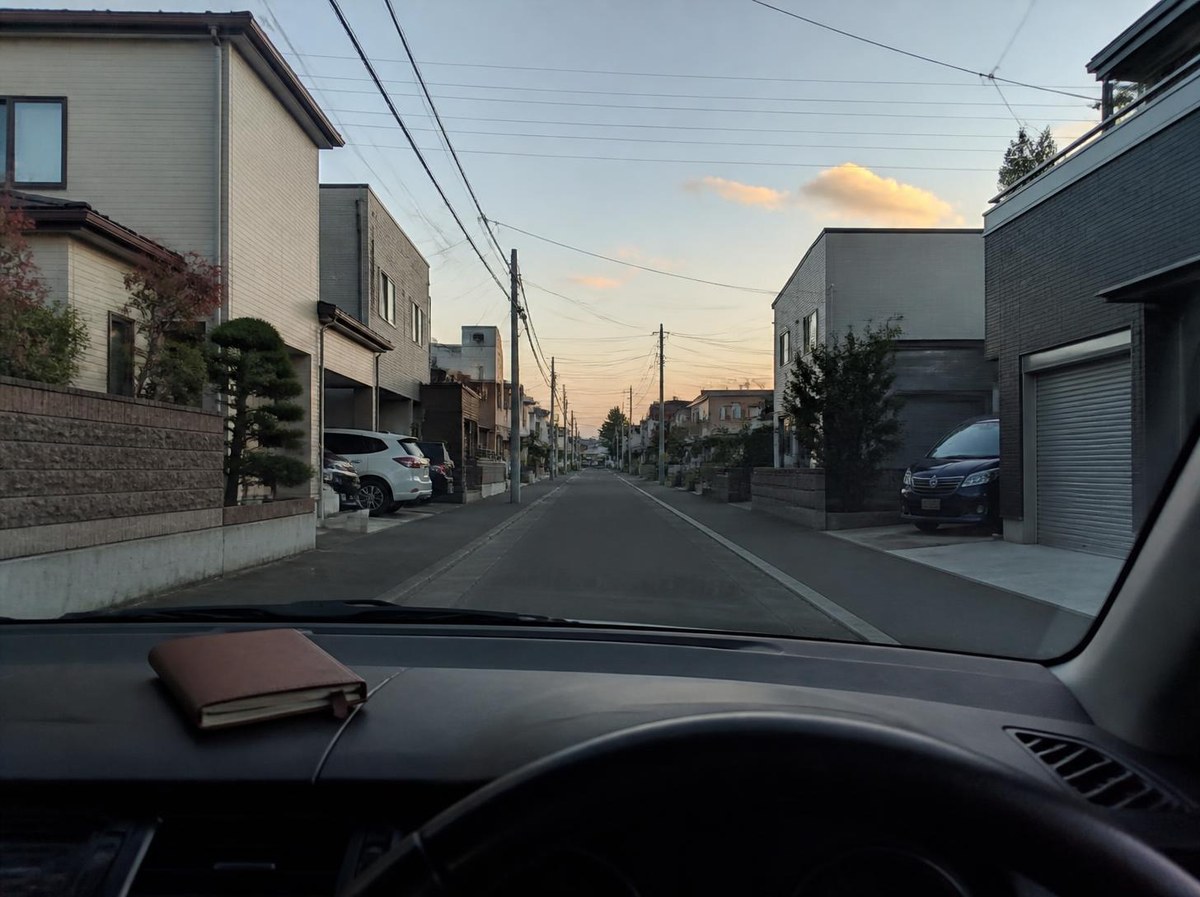 車内から住宅街を確かめる現場の下見（イメージ）