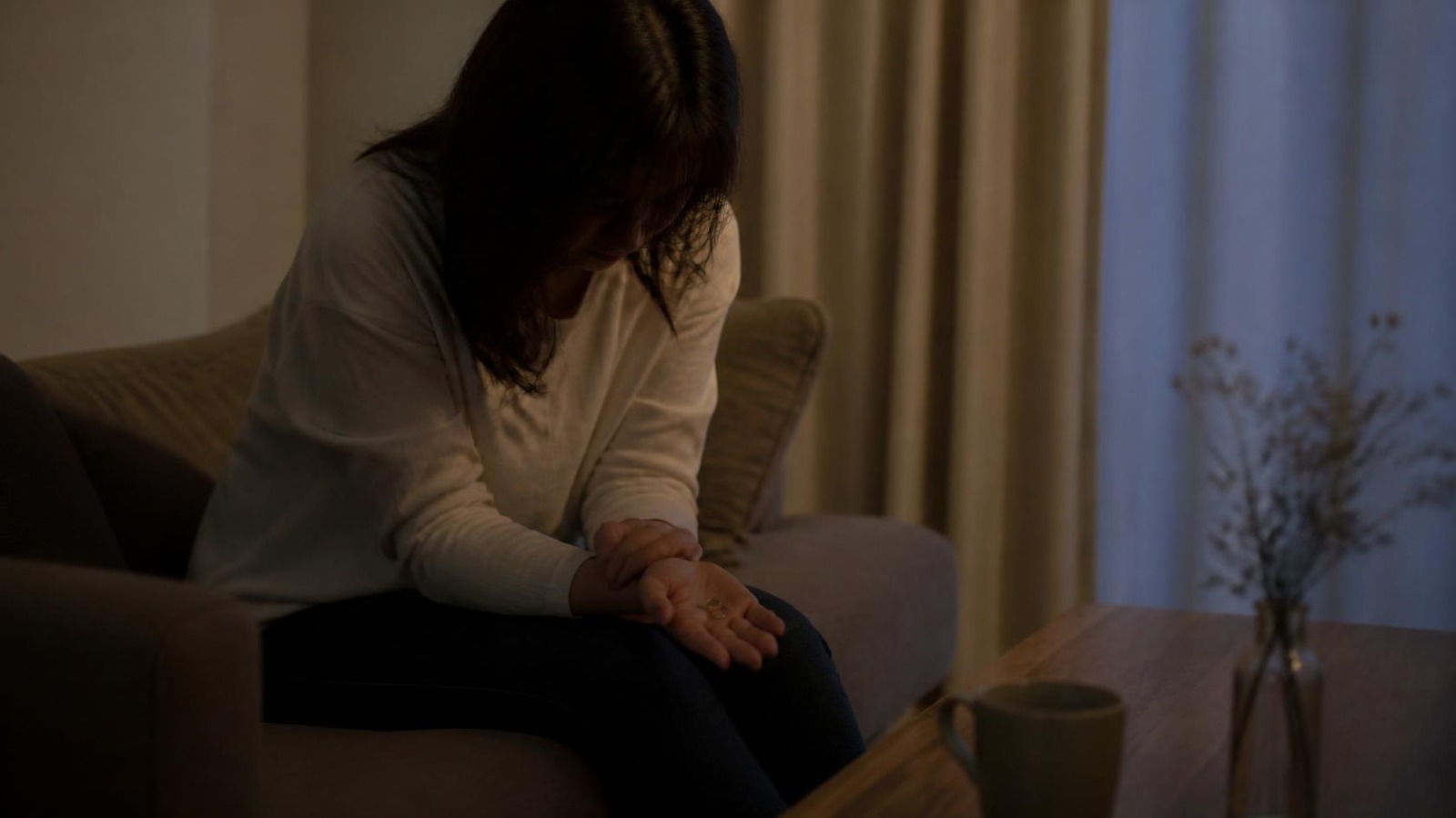 指輪を手にして悩む女性(イメージ)