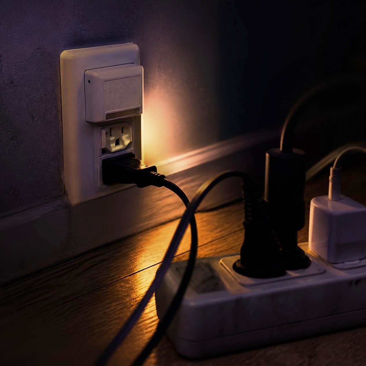暗がりのコンセントと電源タップ