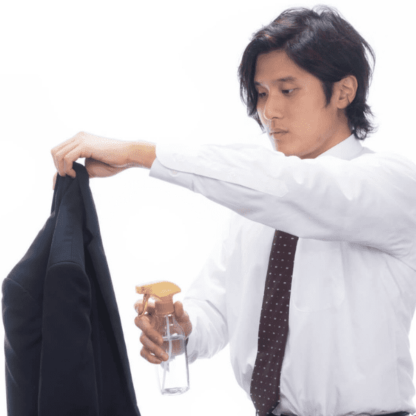 ジャケットについた化粧品の匂いを消す浮気男性